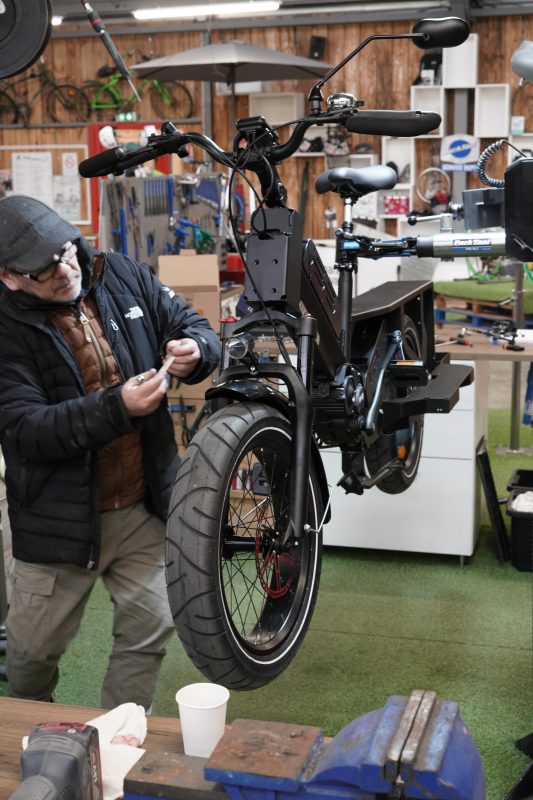 Vélo cargo électrique montage
