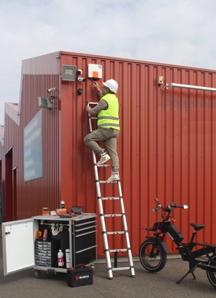 Vélo cargo professionnel spécial pour les métiers de la maintenance - Photo de mise en situation du vélo et de la servante