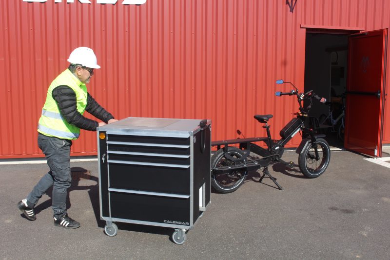 Vélo cargo professionnel pour les métiers de la maintenance et du dépannage, photo de mise en situation de la caisse séparée du vélo
